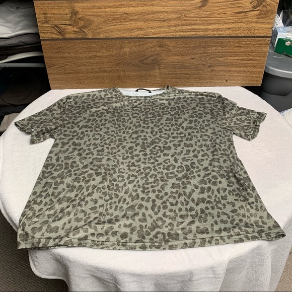 Shein green animal print short sleeve top size L. - Picture 3 of 8